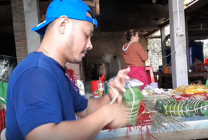 Chàng trai Khmer gói bánh tét thoăn thoắt khéo léo