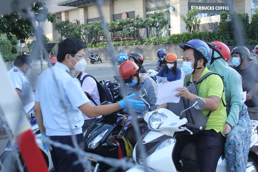 TPHCM: Người, xe ra đường nhộn nhịp khi đang giãn cách