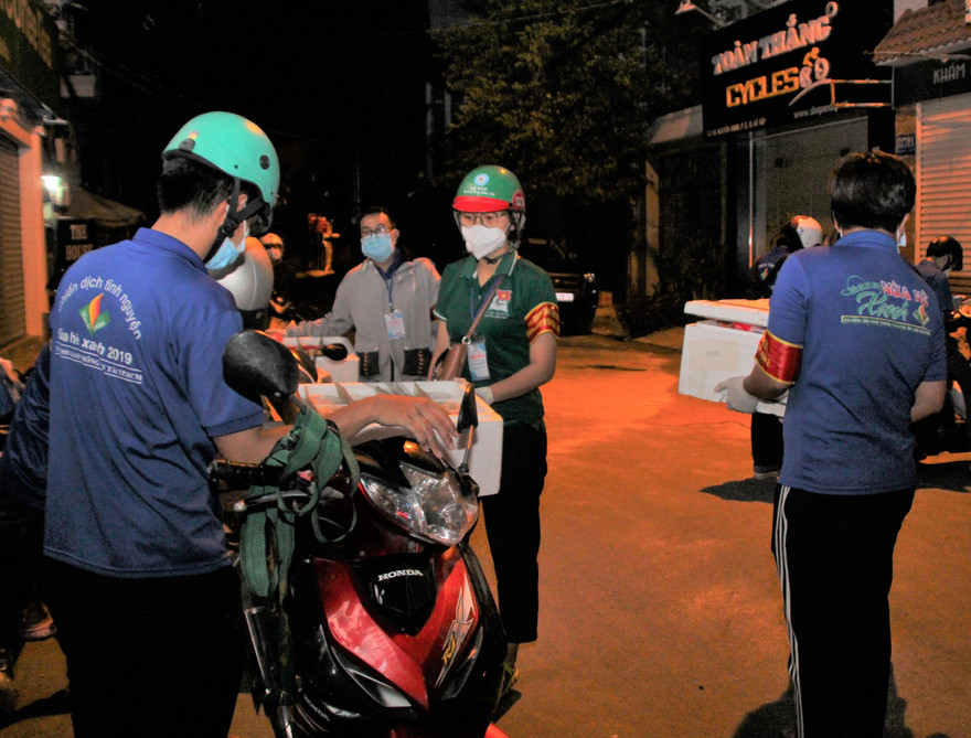 Ngày trực chốt kiểm soát chống dịch, đêm sẻ chia phần cháo với người nghèo 