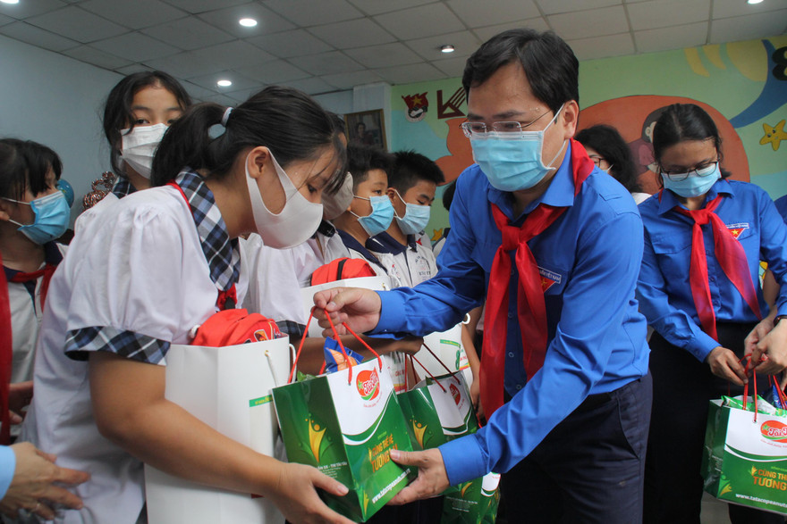 Bí thư thứ nhất T.Ư Đoàn khởi công công trình măng non, tặng quà cho thiếu nhi Thủ Đức