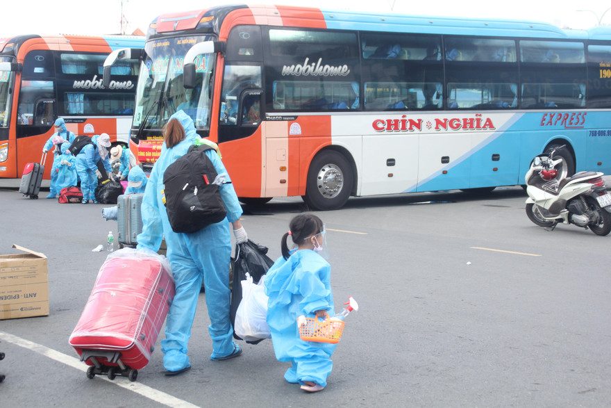 Hình ảnh 10 chuyến xe đưa người Quảng Ngãi từ TPHCM về quê