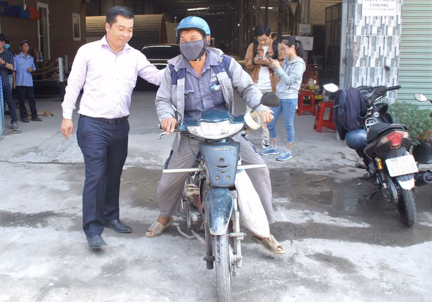 Người đàn ông được chủ xe Mercedes tặng xe: 'Món quà giúp con tôi đi học đỡ mặc cảm'