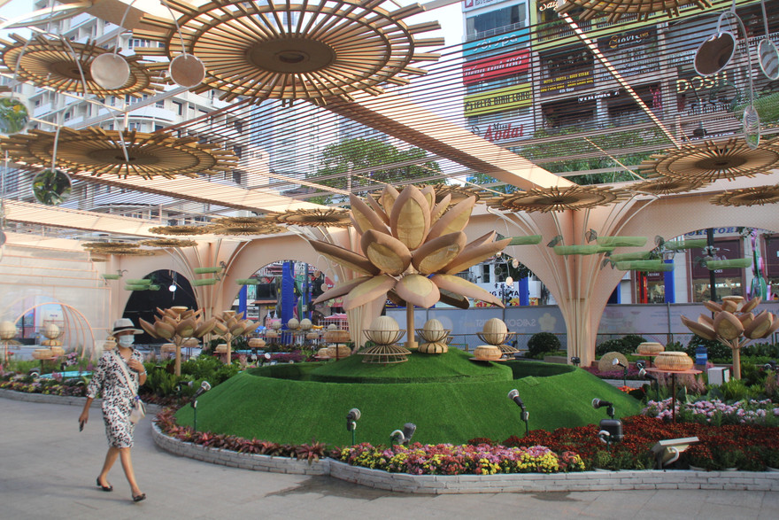 Đường hoa Nguyễn Huệ mở cửa đón khách từ sáng 10/2, yêu cầu không bỏ khẩu trang chụp hình, selfie