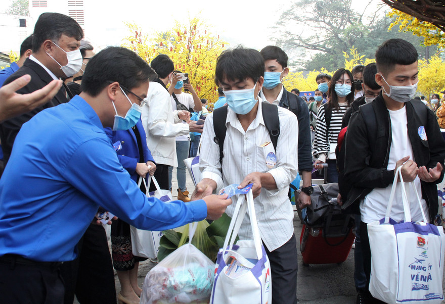 Mang Tết về nhà, tặng vé máy bay ô tô khứ hồi cho người lao động khó khăn
