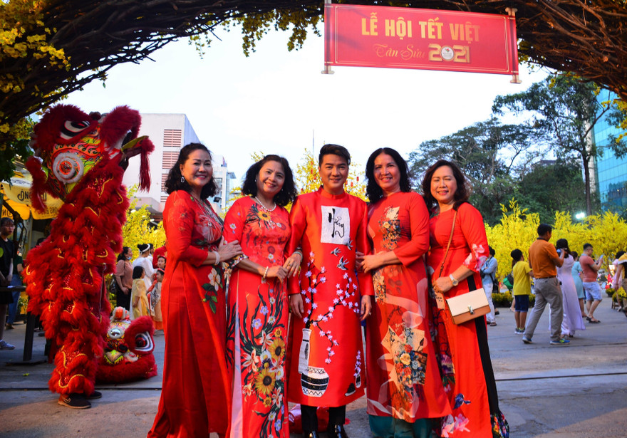 Đàm Vĩnh Hưng cùng dàn nghệ sĩ rộn ràng đón xuân ở phố hoa mai giữa lòng Sài thành