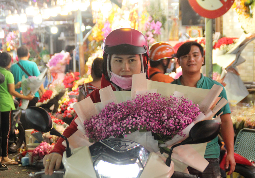 Cắm hoa xuyên đêm ở phố hoa lớn nhất TPHCM dịp 8/3