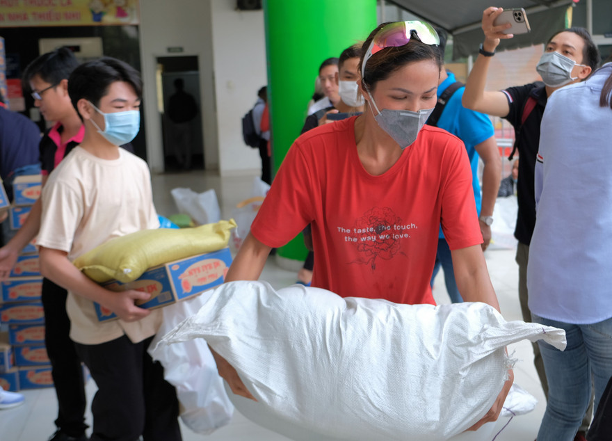 Hoa hậu H'Hen Niê nhiệt tình vác gạo chia sẻ với bà con nghèo 