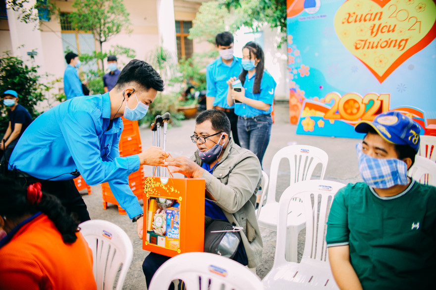 'Xuân yêu thương' tặng quà Tết cho người dân có hoàn cảnh khó khăn