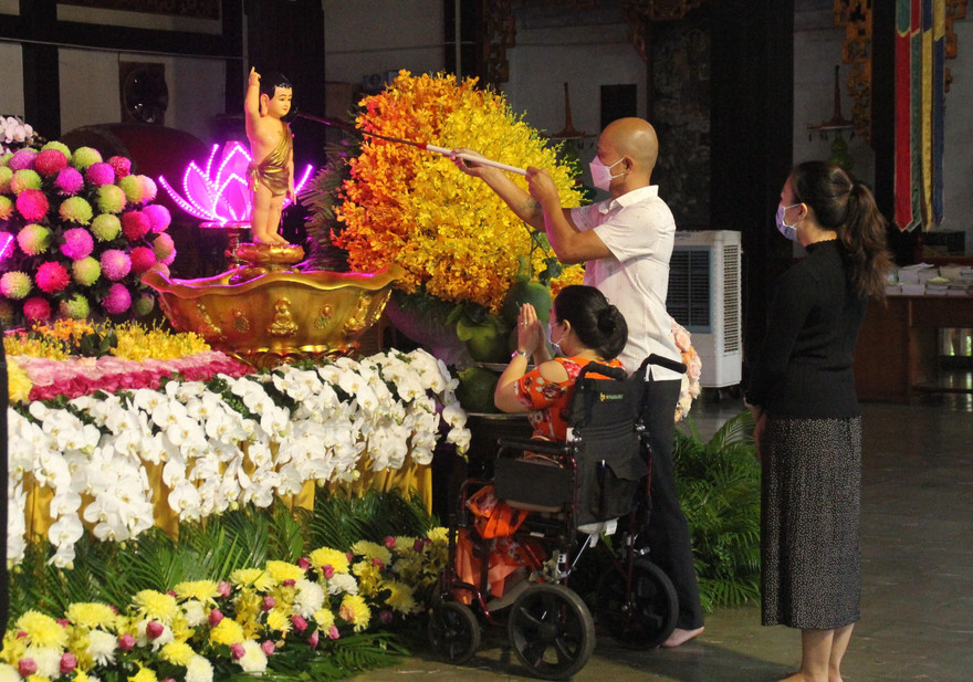 Đến chùa ngày Phật đản, người dân tuân thủ chặt chẽ phòng chống dịch COVID-19
