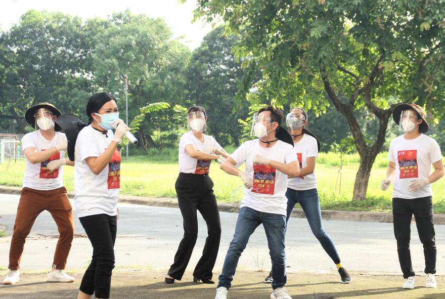 Hoàng Bách, Phương Thanh, Quốc Đại... hát tặng tuyến đầu chống dịch với 'loa kẹo kéo'