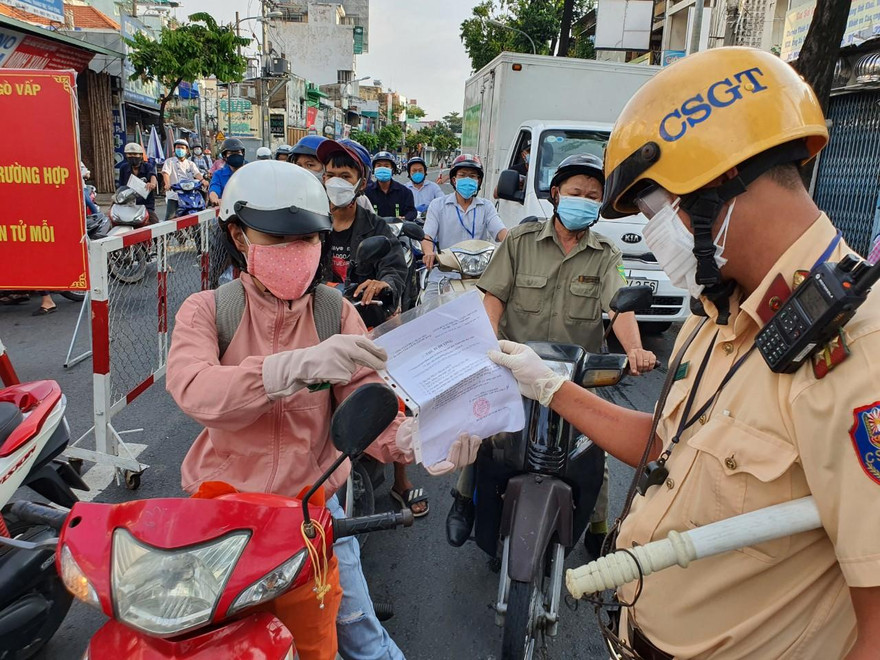 Người đi đường tại chốt kiểm dịch trên đường Nguyễn Kiệm, Gò Vấp