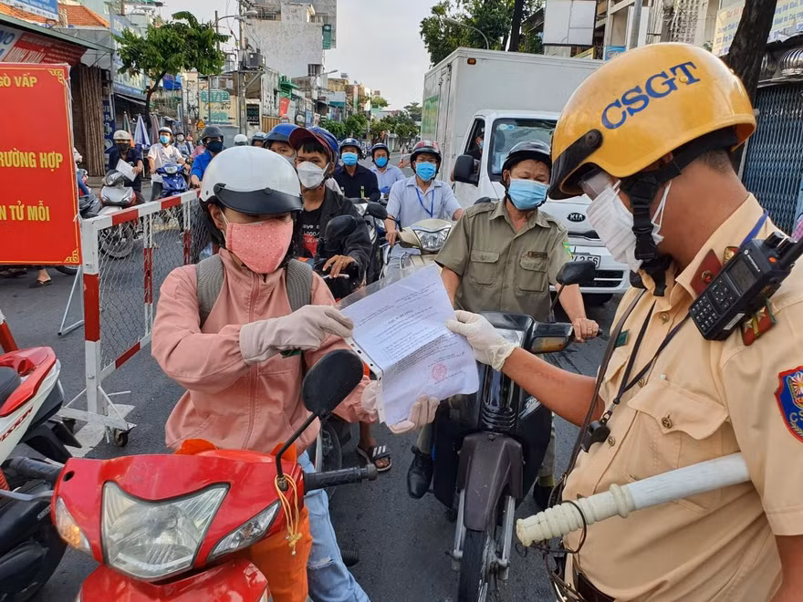 Người đi đường tại chốt kiểm dịch trên đường Nguyễn Kiệm, Gò Vấp