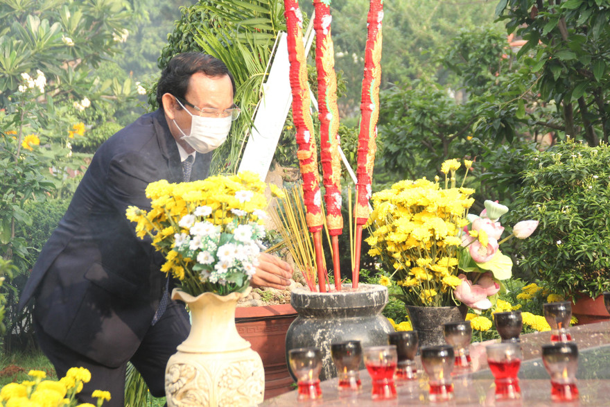 Lãnh đạo TPHCM dâng hương tưởng niệm các Anh hùng liệt sỹ