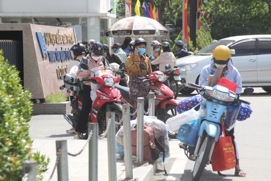 Sinh viên TPHCM rời ký túc xá để chuẩn bị làm nơi cách ly y tế