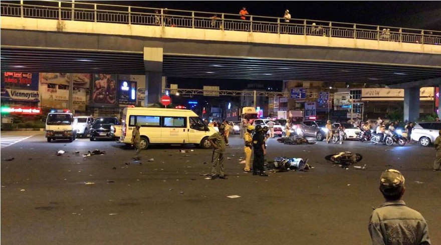 Nhiều mảnh vỡ văng la liệt trên đường.