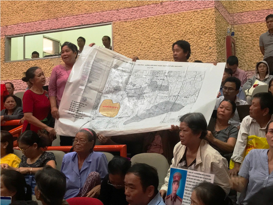 Cử tri mang bản đồ đến nêu ý kiến.