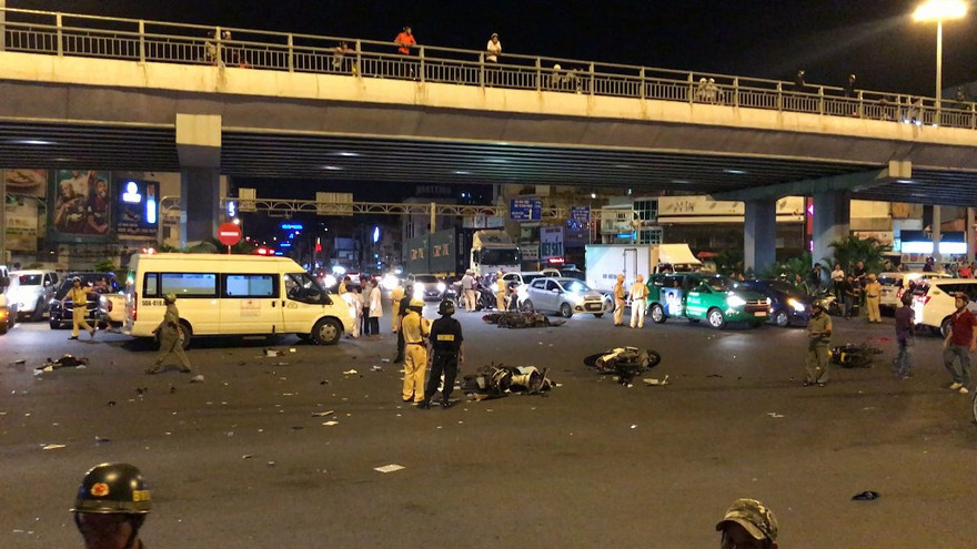 Hiện trường vụ tai nạn kéo dài hơn 100m.