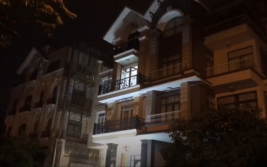 Ngôi nhà (sáng đèn) nơi phát hiện vụ việc.