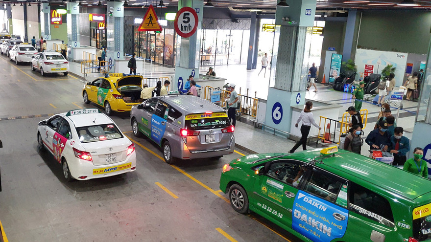 Taxi đón khách tại làn D (trong nhà xe TCP) sân bay Tân Sơn Nhất.
