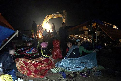 Người thân trắng đêm chờ tìm hai phu vàng mắc kẹt ở Hòa Bình