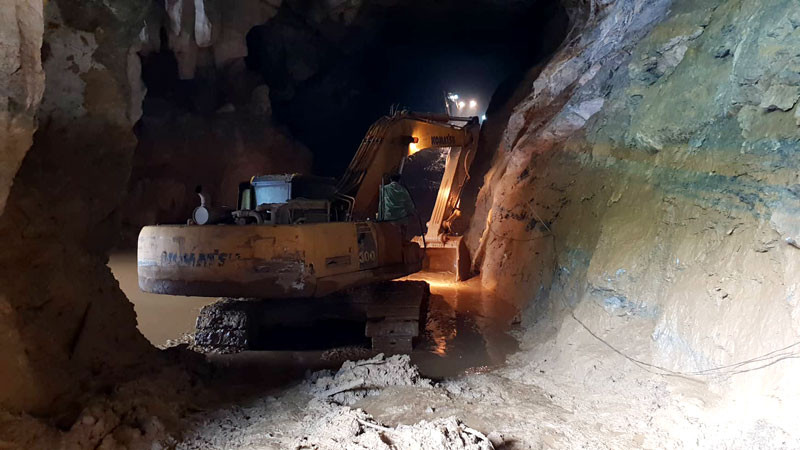 Bên trong hàng vàng nơi hai người đang mắc kẹt 4 ngày qua