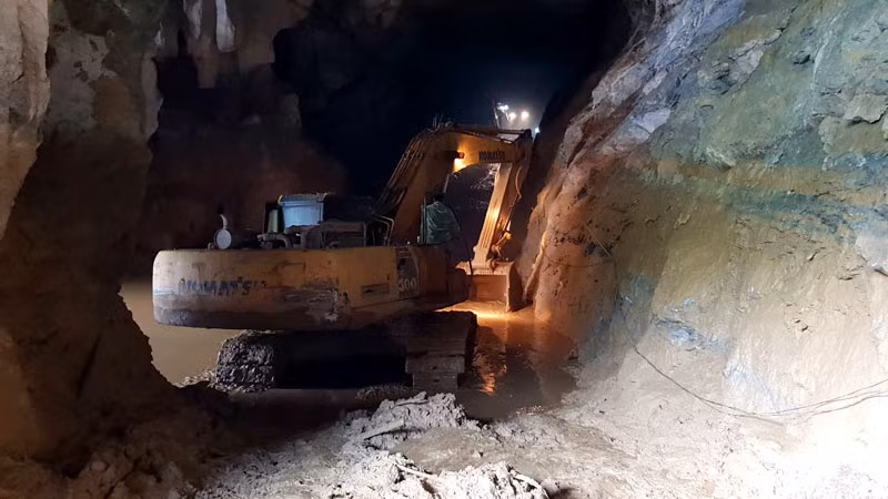 Bên trong hàng vàng nơi hai người đang mắc kẹt 4 ngày qua