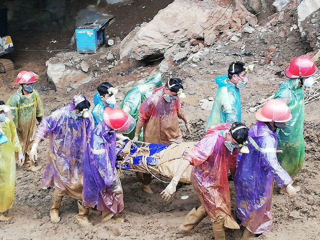 Thi thể phu vàng được lực lượng chức năng đưa ra ngoài. Ảnh: Dân trí