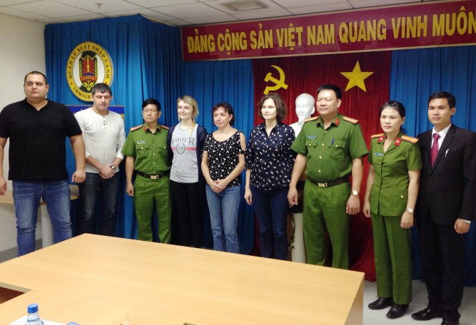 Đối tượng Turets-Afuda Kseniia (thứ tư từ bên trái qua). Ảnh: Bộ Công anh cung cấp