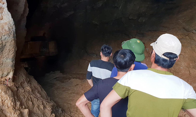 Lực lượng chức năng chưa thể tiếp cận vị trí hai phu vàng mắc kẹt.