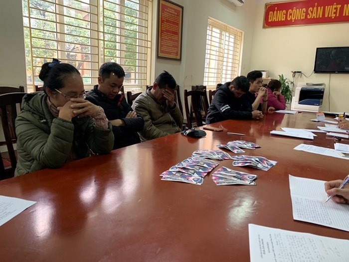 Các đối tượng cò vé trước SVĐ Mỹ Đình.