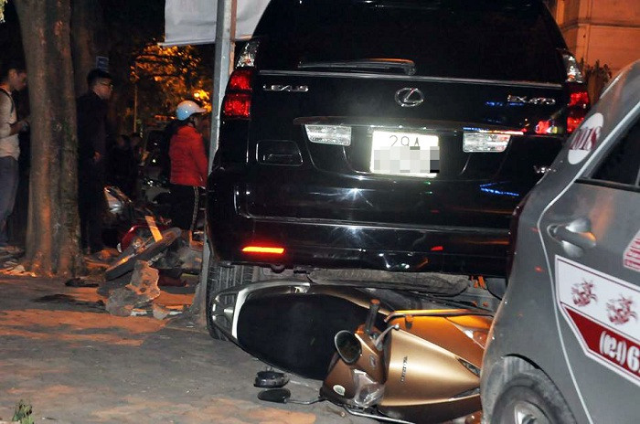 Chiếc Lexus gây tai nạn liên hoàn.