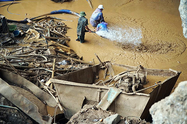 Gầu múc và một số bộ phận sàng đãi vàng được tìm thấy.