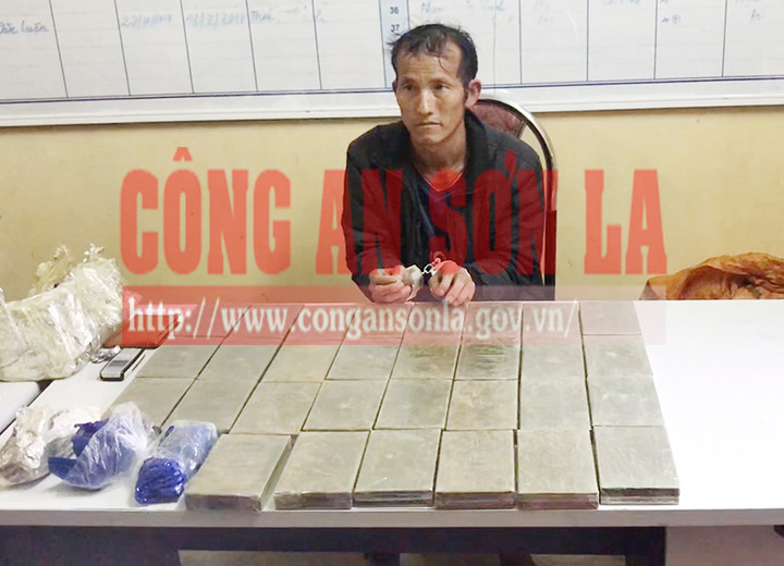 Đối tượng Pùa Láo Sáu và tang vật tại cơ quan công an. Ảnh: Công an tỉnh Sơn La