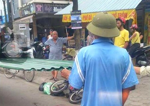  Miếng tôn cứa ngang cổ khiến trẻ tử vong. 