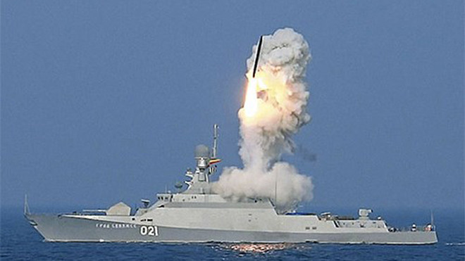 Tàu hải quân Nga phóng tên lửa Kalibr nhằm vào các mục tiêu của khủng bố tại Syria. Ảnh: Rian 