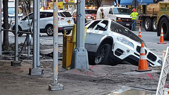 Đường ống nước rò rỉ là nguyên nhân xuất hiện chiếc hố "tử thần" tại điểm giao giữa đường West 89th và đại lộ Amsterdam vào ngày 29/8. Chủ nhân chiếc X5 là người không gặp may mắn nhất trong vụ việc khi nền đường đúng nơi đỗ xe bị sụt lún.