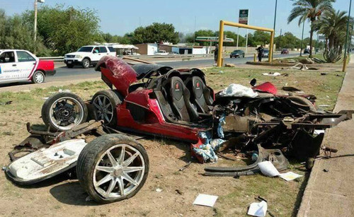 Các chi tiết rơi rụng.