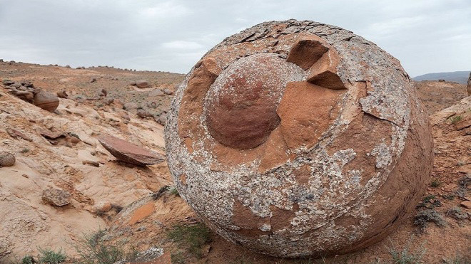 Theo Amusing Planet, "Thung lũng bóng" hay còn gọi là Torysh nằm ở mũi phía bắc của Western Karatau, gần thị trấn Shetpe phía tây Kazakhstan. Khu vực này có rất nhiều khối đá giống như những hòn bi khổng lồ nằm rải rác trên thảo nguyên rộng lớn. Ảnh: Yapl