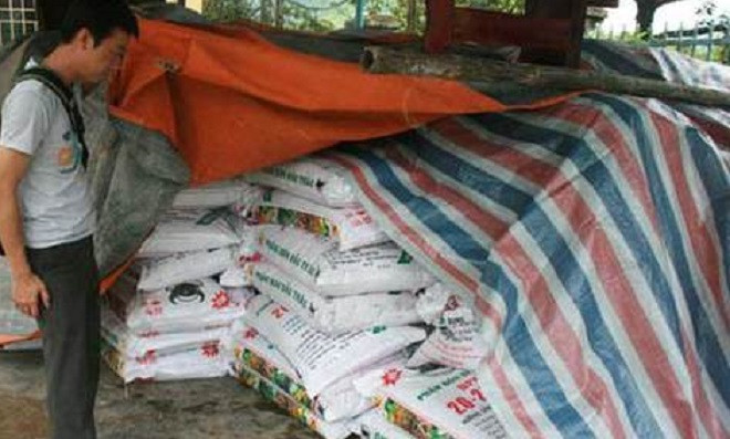 Phạt tiền đến 3 triệu đồng với hành vi kinh doanh sản xuất mà để phân bón tiếp xúc trực tiếp với nền nhà, mặt đất tại địa điểm kinh doanh. Ảnh minh họa: Quốc Dũng