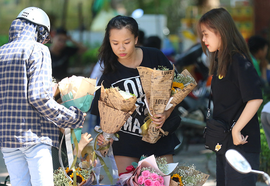 Nhộn nhịp thị trường hoa, quà tặng ngày 20-10