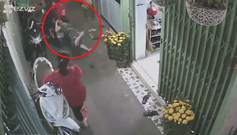 Nạn nhân bị kéo lê trong hẻm.