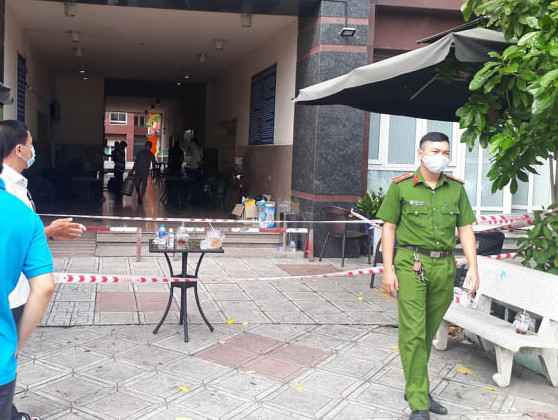 Lối ra vào chung cư bị phong tỏa.