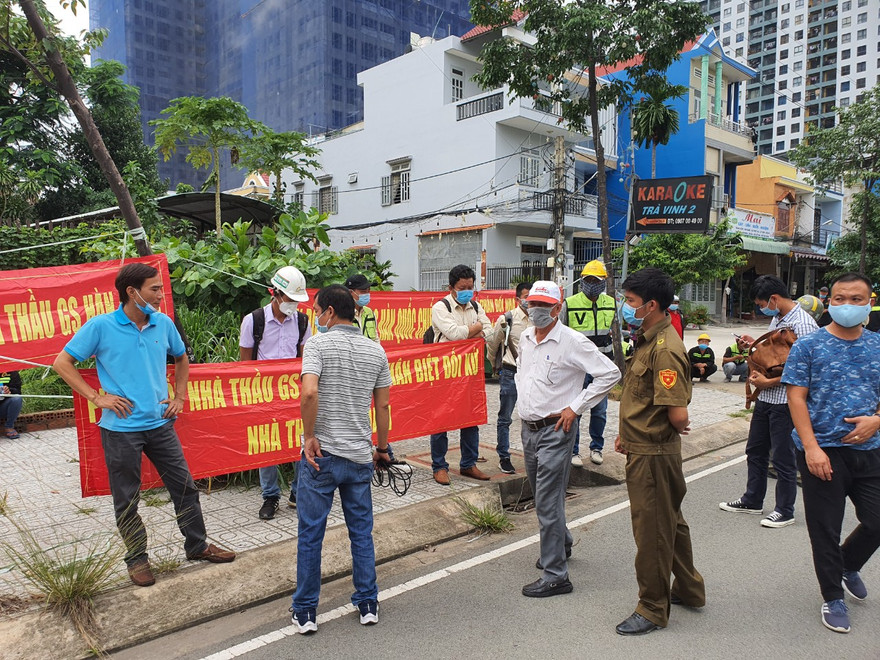 Công nhân Cty Lithaco tập trung phản đối nhà thầu GS sáng 5/8.