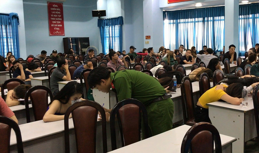 Hàng chục người được đưa về công an làm việc..