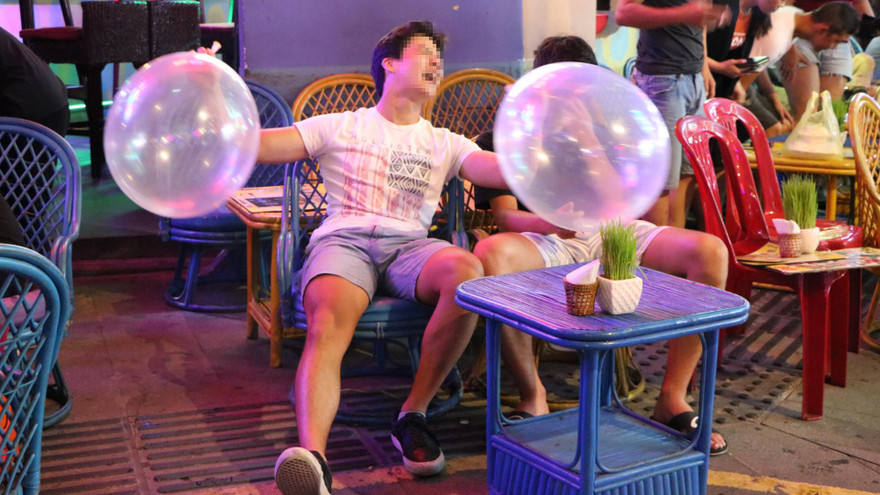 Thanh niên chơi bóng cười trên phố Tây.