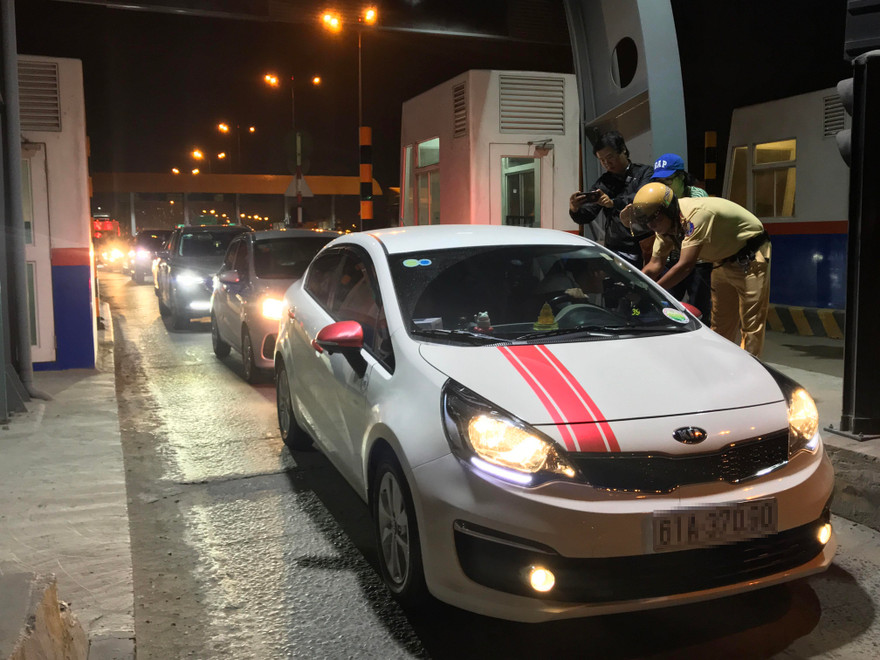 CSGT kiểm tra nồng độ cồn với tài xế ô tô tối 15/7.