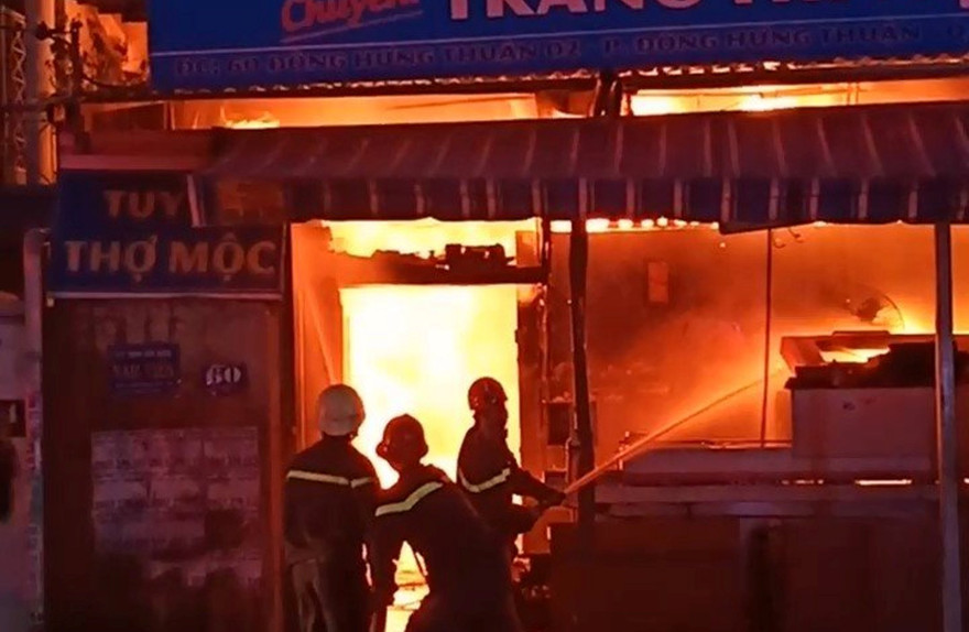 Lửa bốc lên ngùn ngụt lúc rạng sáng.