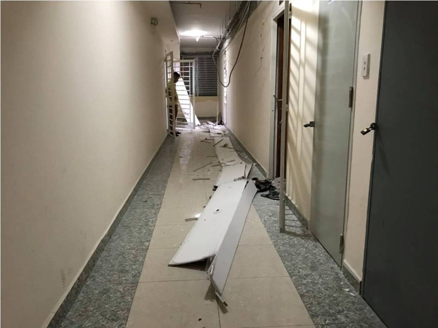 Trần thạch cao sập xuống khiến cư dân một phen hoảng hồn.