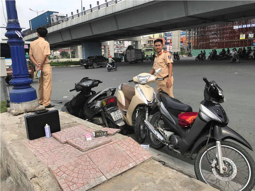 Ba xe máy bị tông hư hỏng.