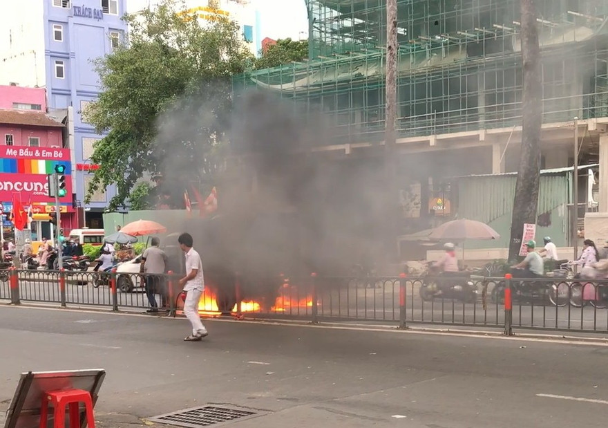 Chiếc xe tải bốc cháy nghi ngút khi đang chạy.